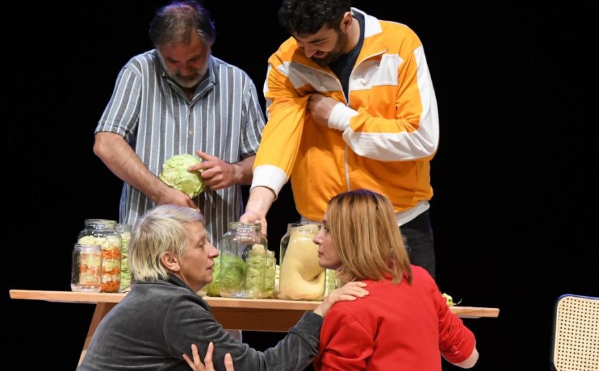 Drama koja preispituje odnose porodice: Predstava “Kiselina” osvojila srca publike iz Konjica