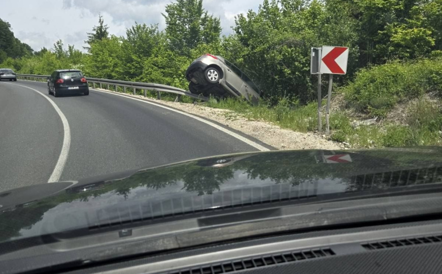 Nesreća na Nišićima: Automobil sletio sa kolovoza