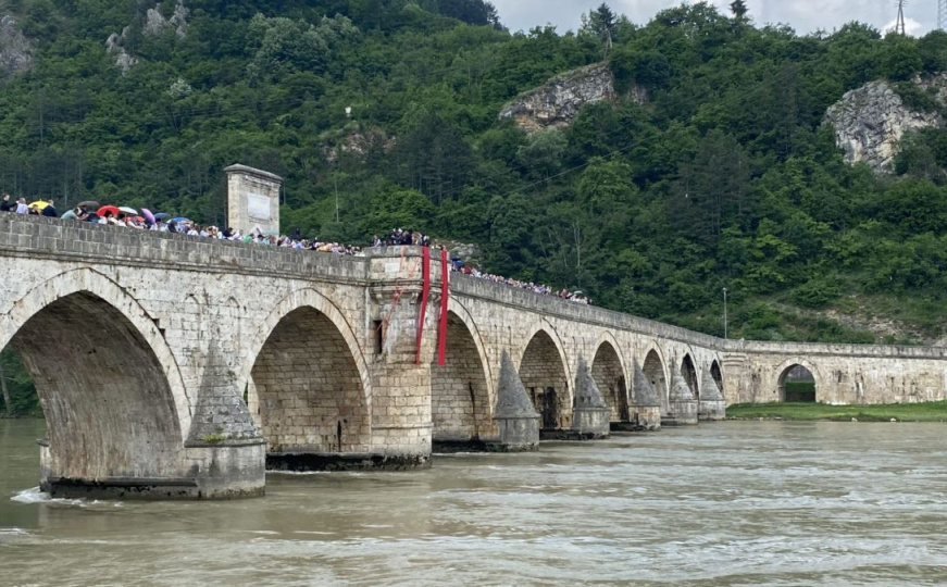 Sjećanje na ubijene u Višegradu: 3.000 ruža za svakog stradalog pojedinca