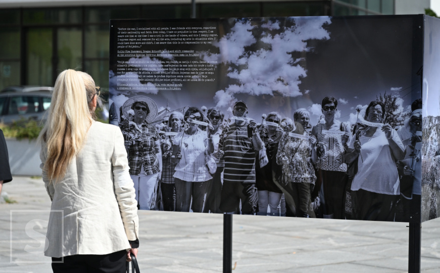 Velija Hasanbegović i 'Svjedoci vremena': U Sarajevu otvorena izložba povodom Dana bijelih traka