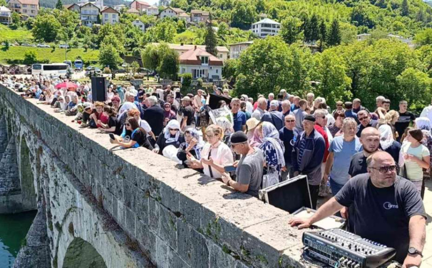 U Višegradu obilježena 33. godišnjica stradanja Bošnjaka: 3.000 ruža za 3.000 života