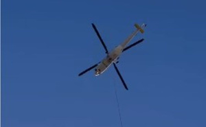 Pogledajte kako helikopter prevozi klimu na neboder u Sarajevu