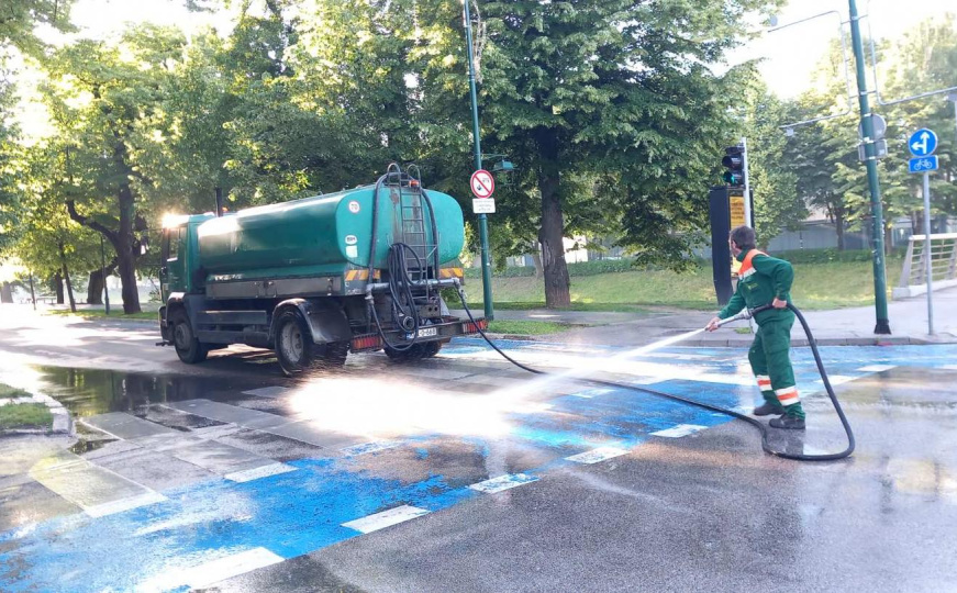 Službe na terenu: Oprane saobraćajnice, sporedni krakovi i trotoari u sarajevskom naselju