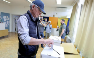 Bizarna situacija u Hrvatskoj: Kandidat cijeli dan ne mrda s biračkog mjesta, 'nije plakat'