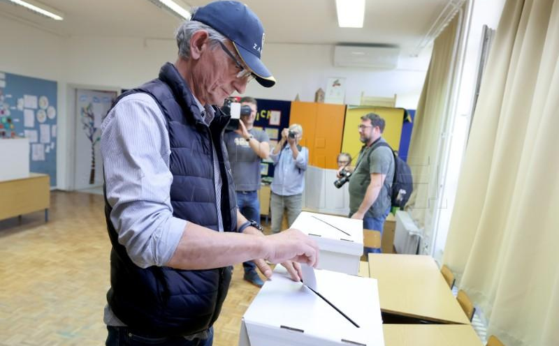 Bizarna situacija u Hrvatskoj: Kandidat cijeli dan ne mrda s biračkog mjesta, 'nije plakat'