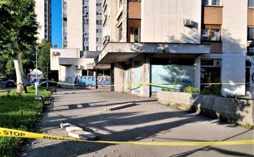 U Tuzli pao balkonski stub sa stambene zgrade: Ostaci betona završili na travnjaku i saobraćajnici