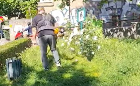 "Puk'o film" građanima općine Centar: Uzeo kosilicu i sam pokosio travu ispred zgrade