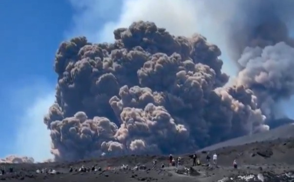 Dim visok nekoliko kilometara: Ogromna vulkanska erupcija u Italiji, turisti bježe glavom bez obzira