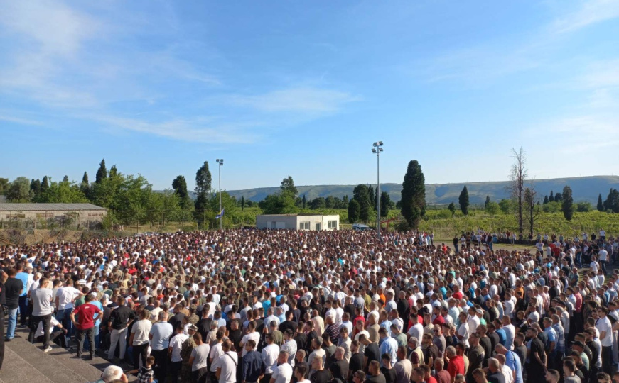 Bosna i Hercegovina danas plače: Rijeka ljudi klanja dženazu za mladost u Mostaru