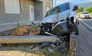 Nesreća u BiH: Kombi sletio s ceste i srušio stub na porodičnu kuću