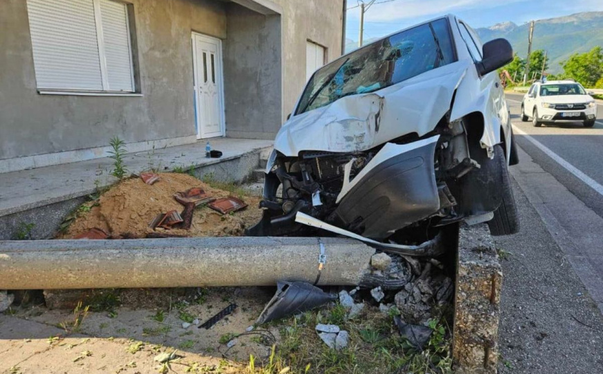 Nesreća u BiH: Kombi sletio s ceste i srušio stub na porodičnu kuću