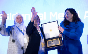 Vjosa Osmani uručila medalju majkama Srebrenice: 'Nikada nećemo zaboraviti žrtve genocida'