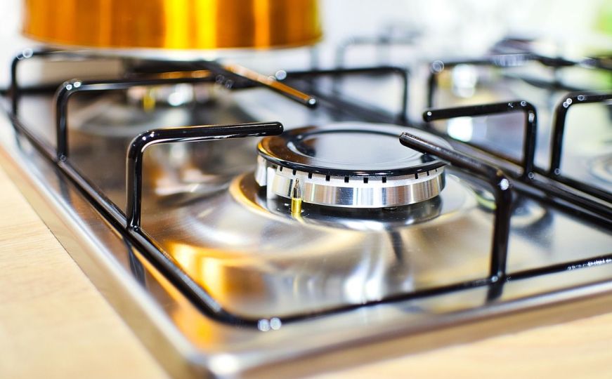 Najbolji način uklanjanja mrlja sa šporeta: Dovoljna je ova namirnica koju gotovo svi imaju u kući