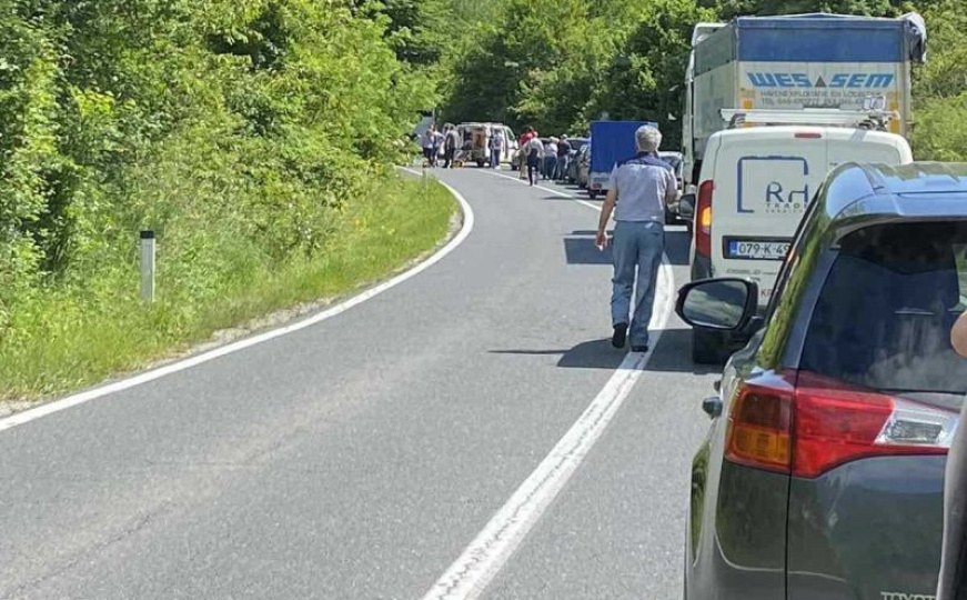 Vozači, oprez: Saobraćajna nesreća kod Sarajeva, dvije osobe prevezene na KCUS