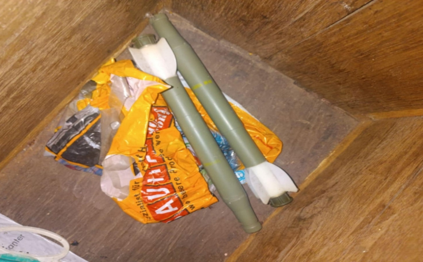 U Derventi uhapšena S.A. zbog nelegalnog oružja: Pronađene automatske puške i mine