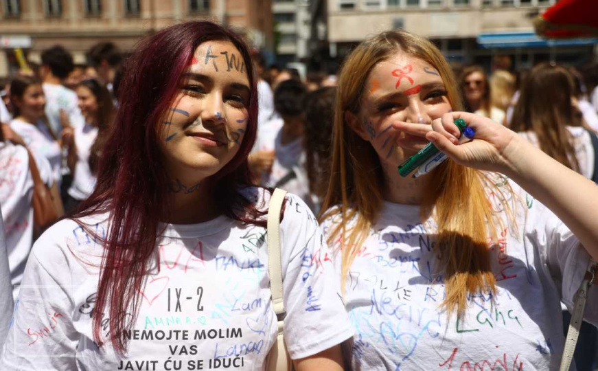 Potpisivanje na bijele majice uz smijeh i muziku: Sarajevski maturanti proslavili kraj školovanja