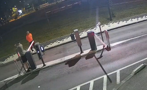 Krađa ispred sarajevske džamije: Prepoznajete li počinioce?