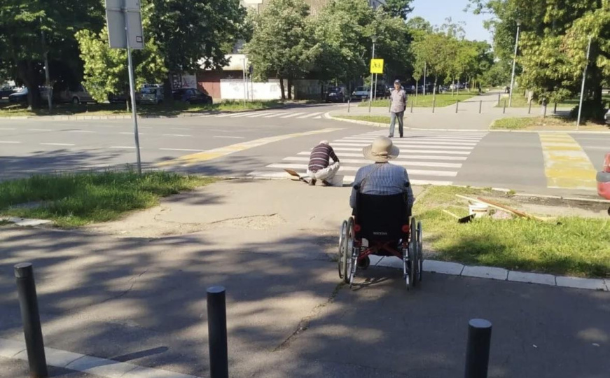 Priča iz Beograda koja je dirnula cijeli region: Popravio trotoar za svoju suprugu u kolicima