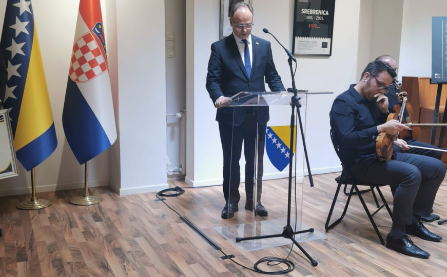 Povodom 30. godišnjice genocida: Izložba “Mrtvare” i poštanska marka za žrtve Srebrenice u Zagrebu