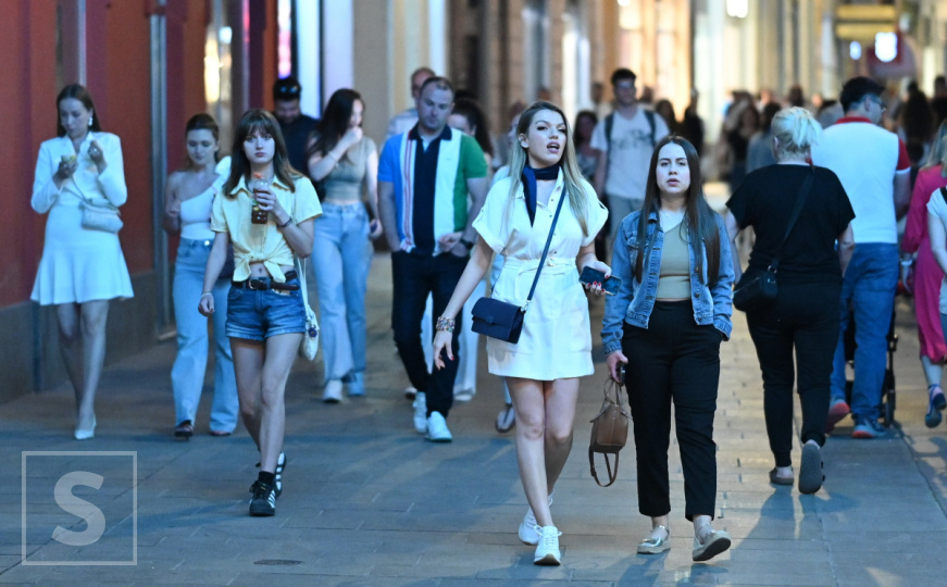 Ulice koje mirišu na sladoled i smijeh: Pogledajte kako izgleda ljetna večer u srcu Sarajeva