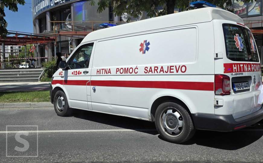 Teška nesreća kod Vogošće: Sudarili se minibus i kombi, oba vozača povrijeđena