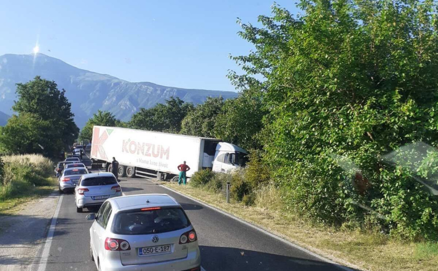 Teška nesreća na ulazu u Mostar: Kamion sletio s ceste, jedna osoba povrijeđena