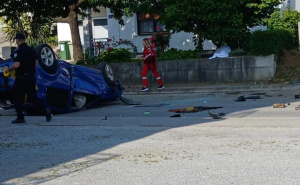 Tragična nesreća u BiH: Automobil udario u betonski stub, jedna osoba poginula