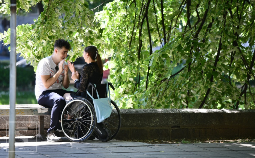 'Pakleno' u Sarajevu: Građani se okrepljuju na Vilsonovom šetalištu, pogledajte šta smo zabilježili
