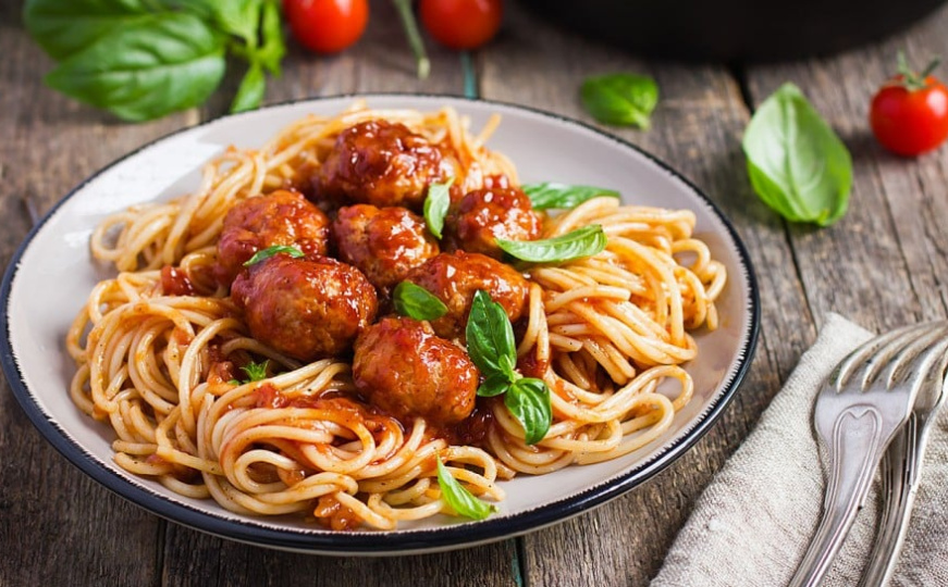 Brzi ljetni ručak gotov za pola sata: Špagete s mesnim okruglicama, limunom i tikvicama