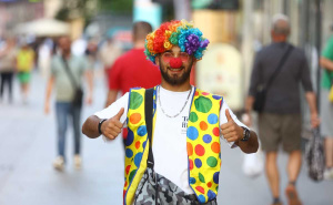 Sunce je zašlo, a grad je oživio: Dok su svi uživali u šetnji, on je ukrao pažnju u centru Sarajeva