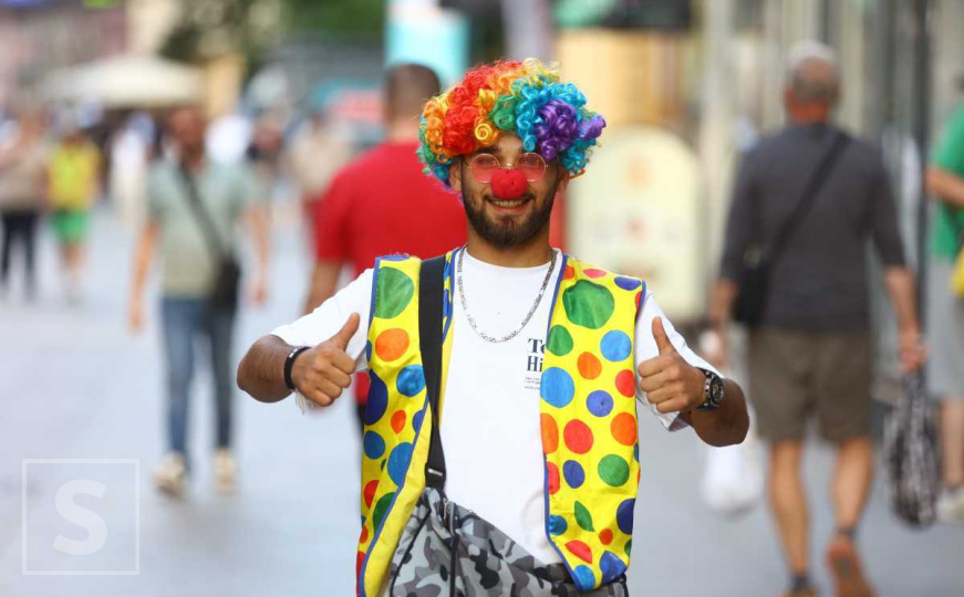 Sunce je zašlo, a grad je oživio: Dok su svi uživali u šetnji, on je ukrao pažnju u centru Sarajeva