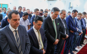 Denis Bećirović klanjao bajram-namaz u Prijedoru u džamiji Hambarine