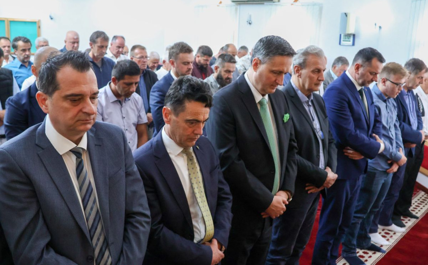 Denis Bećirović klanjao bajram-namaz u Prijedoru u džamiji Hambarine