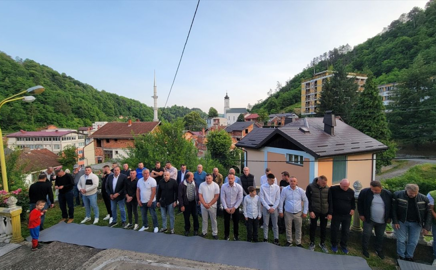 Bijela džamija u Srebrenici: Veliki broj vjernika jutros klanjao bajram-namaz