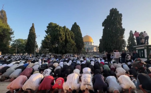 Pogledajte snimak: Hiljade Palestinaca jutros klanjalo bajram-namaz u džamiji Al-Aksa