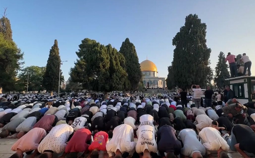 Pogledajte snimak: Hiljade Palestinaca jutros klanjalo bajram-namaz u džamiji Al-Aksa