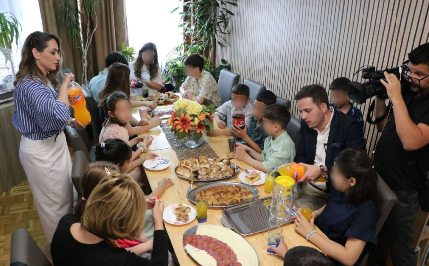 Bajramska posjeta Vlade KS: Nihad Uk dijelio slatkiše mališanima u Dječijem domu Bjelave