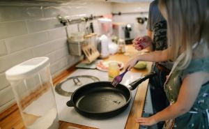 TikTok trend za skidanje kilograma: Žene umjesto ulja tavu 'pomaste' ovim