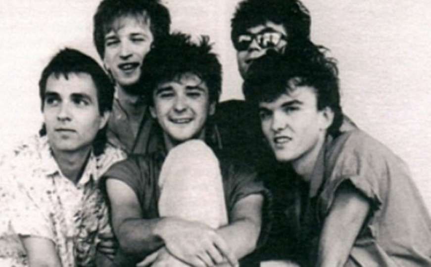 Kad sat zazvoni na kuli, kraj Begove džamije: Crvena Jabuka i njihov hit "Sa tvojih usana"