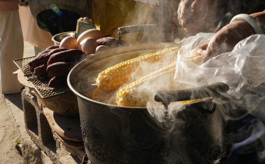 Kuhani kukuruz će biti sočan i gotov za 10 minuta: Potrebno je da u vodu ubacite ova dva sastojka