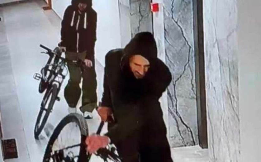 Ukradeni bicikli iz zgrade na Ilidži: Prepoznajte li lopove sa snimka?