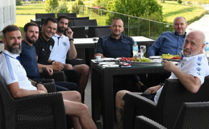 Opuštanje pred utakmicu: Vico Zeljković posjetio Zmajeve prije duela na Bilinom Polju