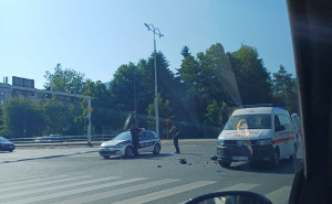 Još jedna nesreća u Sarajevu: Sudarili se motociklista i vozilo Hitne pomoći