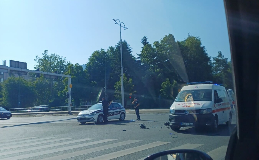 Još jedna nesreća u Sarajevu: Sudarili se motociklista i vozilo Hitne pomoći