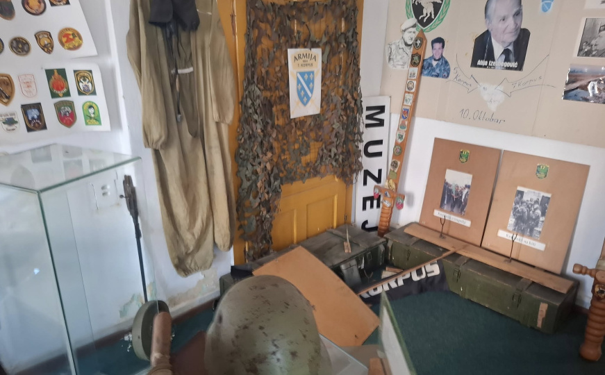 Napadnut Muzej Armije RBiH u Sanskom Mostu: Pokradeni i uništeni vrijedni eksponati