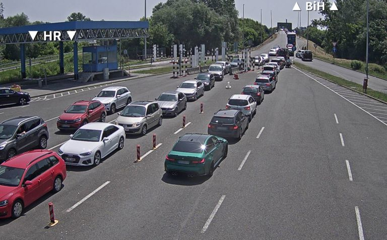 Vozači, oprez: Duge kolone vozila na pet graničnih prijelaza na izlazu iz BiH - evo koji su
