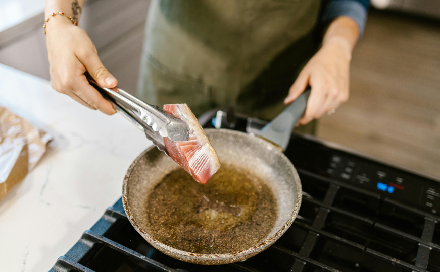 Zaboravite klasično pohovanje: Evo kako da riba bude sočna i ne raspadne se u tiganju