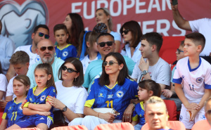 Amra Džeko na Bilinom Polju: Daje podršku Edinu i ostalim Zmajevima