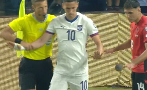 Prvi incident u Tirani: Igrač Srbije pogođen predmetom s tribina