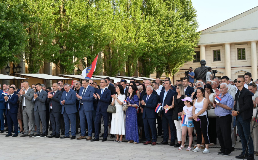 Povratak u prvi red: Nešić ponovo uz Dodika nakon izlaska iz pritvora